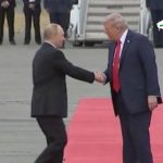استقبل الرئيس الأمريكي دونالد ترامب الرئيس الروسي فلاديمير بوتين ، في قاعدة أنكوريج في ألاسكا.